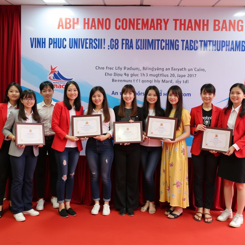 Lễ trao học bổng cho sinh viên Đại học Công nghệ Giao thông Vận tải Vĩnh Phúc